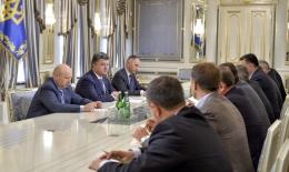 Президент наголошує на важливості ухвалення антикорупційних законів Президент наголошує на важливості ухвалення антикорупційних законів