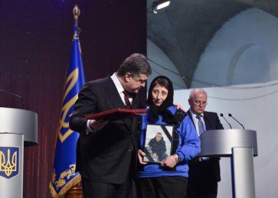 Президент України вручив родичам прикарпатців, які загинули на Майдані, ордени Героїв України Президент України вручив родичам прикарпатців, які загинули на Майдані, ордени Героїв України