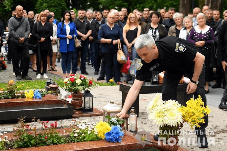Поліцейські Прикарпаття вшанували загиблих на Донеччині колег у збитому гелікоптері «МІ-8» Поліцейські Прикарпаття вшанували загиблих на Донеччині колег у збитому гелікоптері «МІ-8»