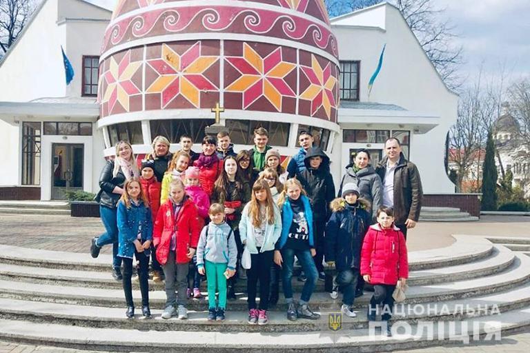 Діти поліцейських з Луганщини, повертаючись додому, висадили дерево на Прикарпатті Діти поліцейських з Луганщини, повертаючись додому, висадили дерево на Прикарпатті