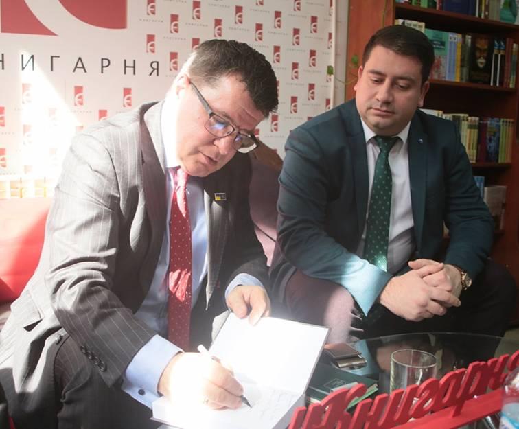 У Івано-Франківську презентували книгу британського політолога «Війна Путіна проти України. Революція, націоналізм і криміналітет»