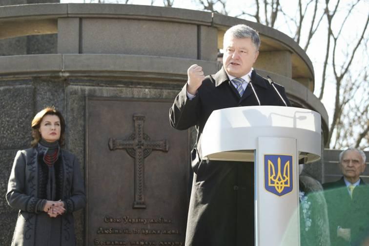 «Борітеся - поборете, Вам Бог помагає!», - Президент з дружиною вшанували пам'ять Великого Кобзаря «Борітеся - поборете, Вам Бог помагає!», - Президент з дружиною вшанували пам'ять Великого Кобзаря