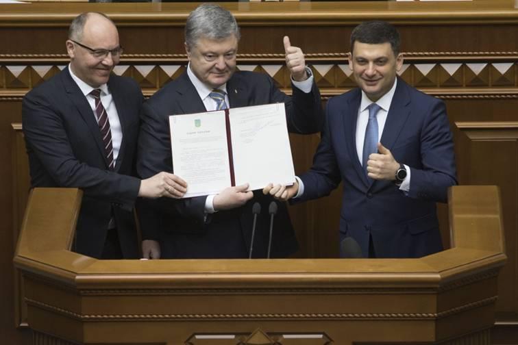 Ми не питатимемо в Путіна куди нам рухатися далі – Президент підписав зміни до Конституції щодо стратегічного курсу України на набуття членства в ЄС та НАТО Ми не питатимемо в Путіна куди нам рухатися далі – Президент підписав зміни до Конституції щодо стратегічного курсу України на набуття членства в ЄС та НАТО