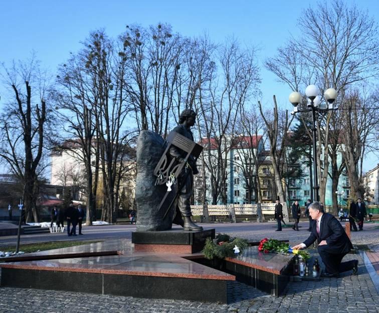 Президент у Івано-Франківську вшанував пам’ять Героїв Небесної Сотні