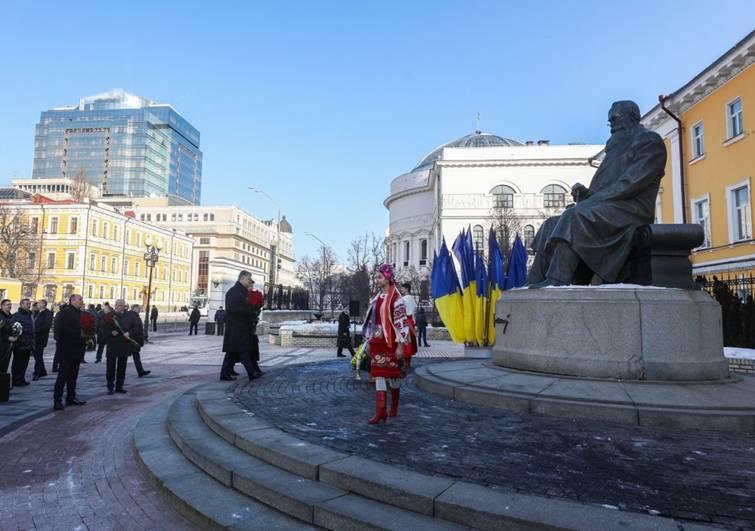 Президент разом з дружиною вшанували пам'ять Тараса Шевченка та Михайла Грушевського