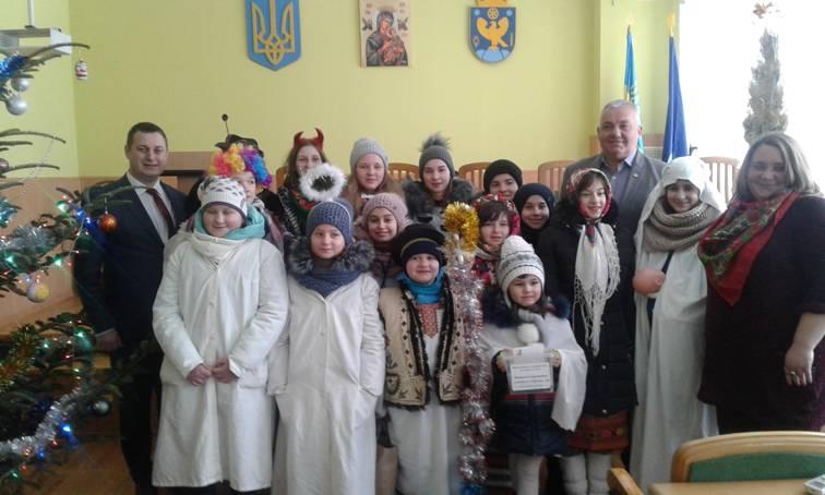 Вітання з різдвяною колядою вихованцями школи-патріот "Майбутнє України"