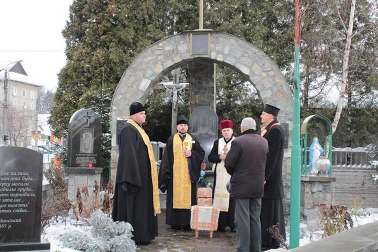 Поминальний захід: “Біль і спомин в пам`яті людській” біля пам’ятного знака “Чорнобильський Спас” міста Коломия Поминальний захід: “Біль і спомин в пам`яті людській” біля пам’ятного знака “Чорнобильський Спас” міста Коломия