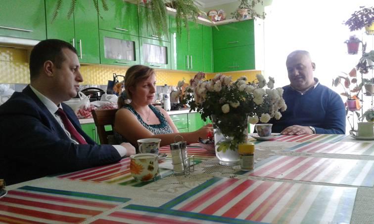 Голова райдержадміністрації Любомир Глушков та голова районної ради Роман Дячук відвідали сім’ї загиблих учасників Революції Гідності Героїв України Ігоря Ткачука та Богдана Калиняка