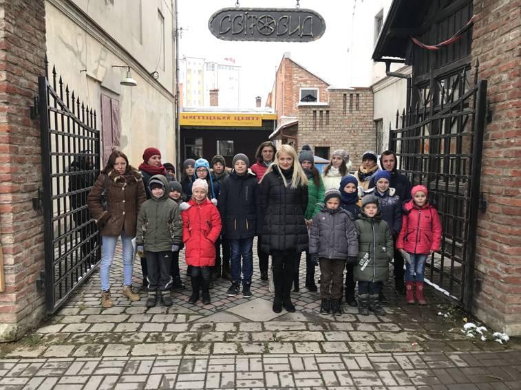 Службою у справах дітей Коломийської райдержадміністрації організовано майстер клас  з образотворчого мистецтва для дітей-сиріт, дітей, позбавлених батьківського піклування та дітей, які опинилися в складних життєвих обставинах