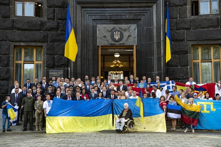 Глава Уряду про День Державного Прапора: Це символ незламності духу, миру та економічного успіху