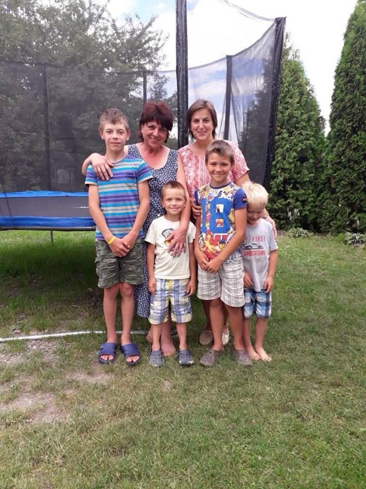 Прийомна сім'я Сіщуків - історія про те, як не боятися шукати себе, йти в бік щастя і ділитися любов'ю