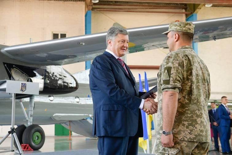 Крила українських літаків захищають нашу землю і життя воїнів – Президент передав літак Ан-26 Повітряним Силам Збройних Сил України