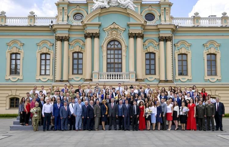 Спасибі за те, що дбаєте про життя й здоров’я усіх нас – Президент нагородив медиків