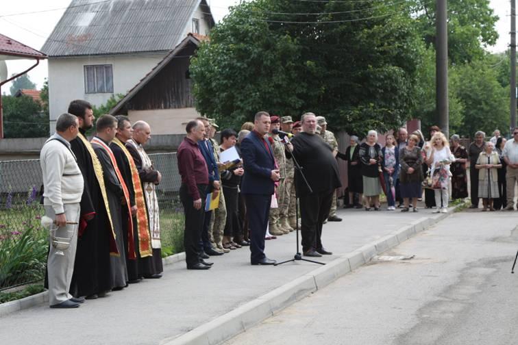 Відкрили меморіальну дошку Герою України, полковнику ДШВ Сенюку Тарасу Михайловичу
