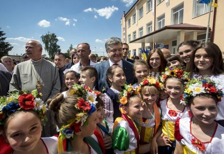 Президент взяв участь у Святі останнього дзвоника Ямницького ліцею: Це зворушлива подія, яка відкриває двері у велике життя випускникам Президент взяв участь у Святі останнього дзвоника Ямницького ліцею: Це зворушлива подія, яка відкриває двері у велике життя випускникам