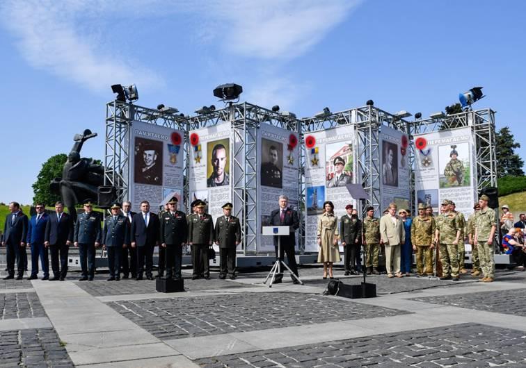 Маємо знати й пам’ятати про усіх, хто мужньо боронив рідну землю - Президент під час відкриття фотовиставки «Герої»
