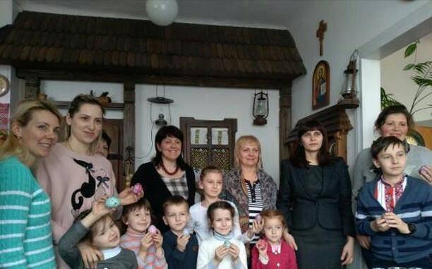 Майстер-клас з розпису писанок в масовій бібліотеці смт. Отинія