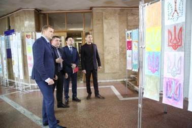 Олег Гончарук: Добровольці своєю мужністю та силою духу показали приклад служіння Україні