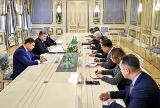 Президент разом з Прем’єр-міністром та Головою Верховної Ради зустрівся з послами країн «Великої сімки» та ЄС Президент разом з Прем’єр-міністром та Головою Верховної Ради зустрівся з послами країн «Великої сімки» та ЄС