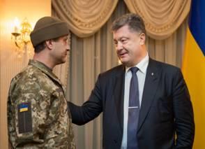 За таких, як Андрій, ми боремося до останнього - Президент зустрів звільненого кіборга «Рахмана» За таких, як Андрій, ми боремося до останнього - Президент зустрів звільненого кіборга «Рахмана»