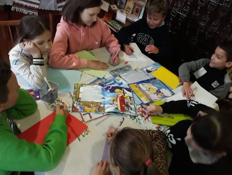 “У шапці-невидимці – Миколай несе гостинці”