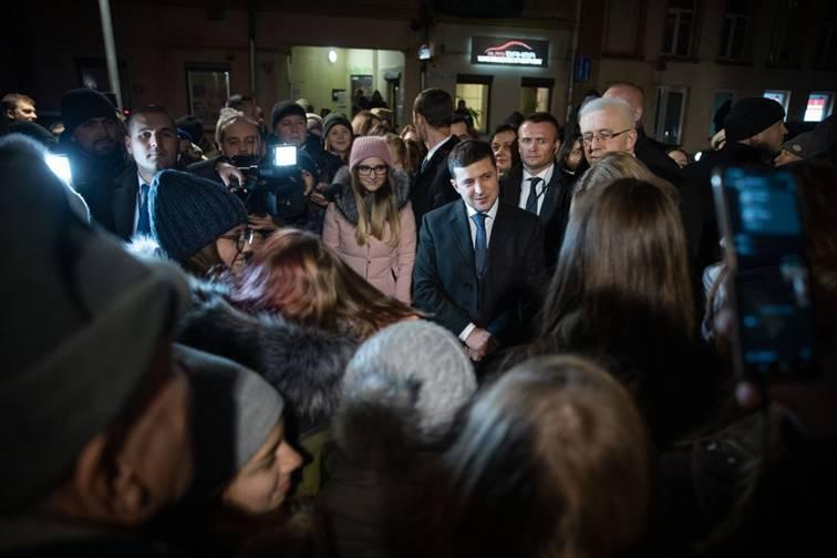 Володимир Зеленський зустрівся з представниками української громади у Литві Володимир Зеленський зустрівся з представниками української громади у Литві