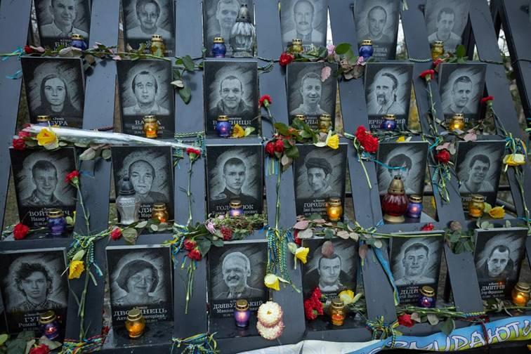 Глава держави разом з дружиною вшанували пам'ять Героїв Небесної Сотні Глава держави разом з дружиною вшанували пам'ять Героїв Небесної Сотні