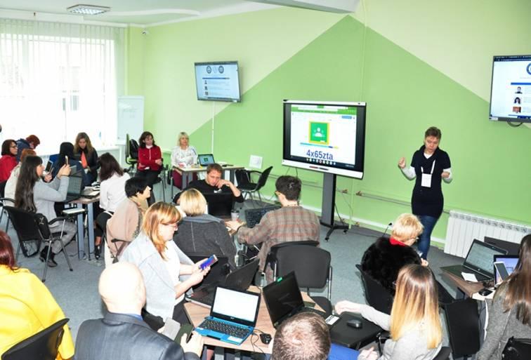 Освітян Івано-Франківська навчають роботі в середовищі Google