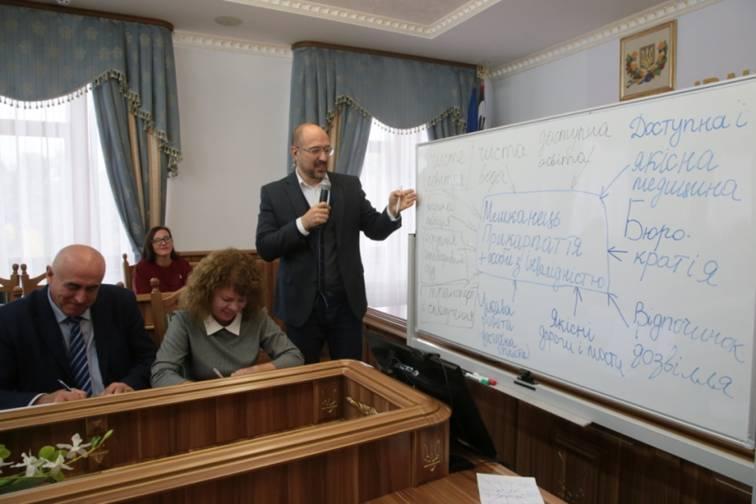 Денис Шмигаль: При розробці Стратегії розвитку Івано-Франківщини на 2021-2027 роки у центрі уваги має бути людина Денис Шмигаль: При розробці Стратегії розвитку Івано-Франківщини на 2021-2027 роки у центрі уваги має бути людина