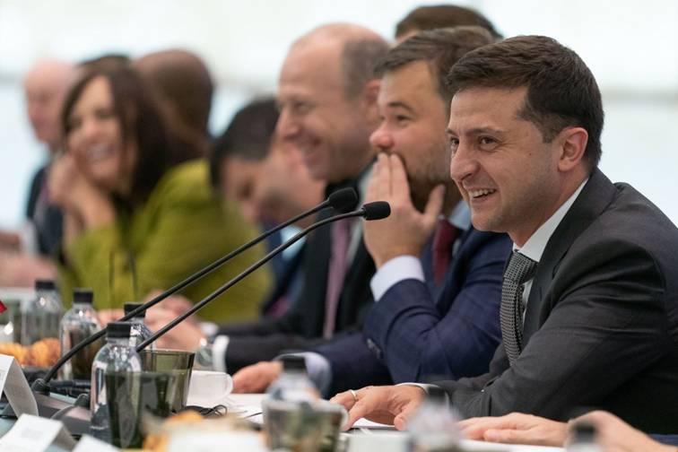 Володимир Зеленський запрошує західних інвесторів долучитися до процесу трансформації України в європейську країну, сповнену бізнес-можливостями Володимир Зеленський запрошує західних інвесторів долучитися до процесу трансформації України в європейську країну, сповнену бізнес-можливостями
