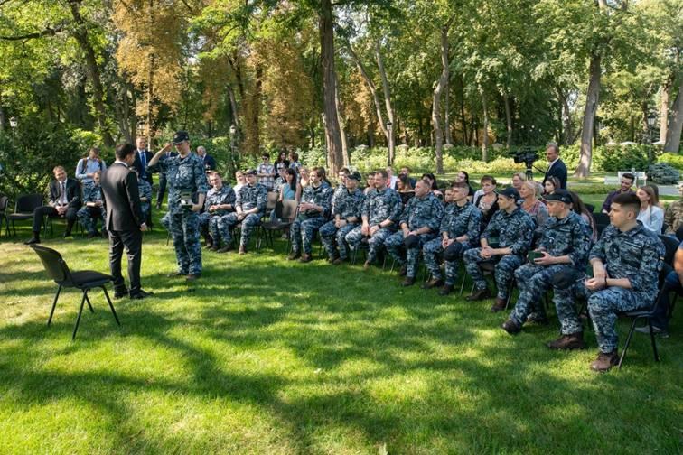 Володимир Зеленський зустрівся зі звільненими українськими моряками Володимир Зеленський зустрівся зі звільненими українськими моряками
