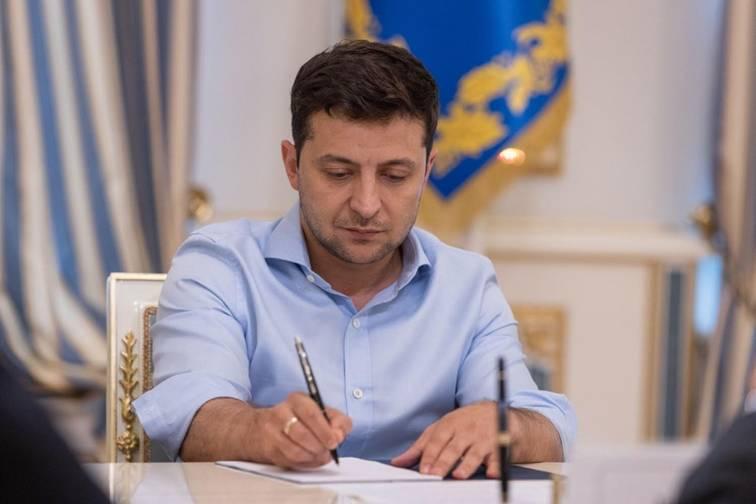 Володимир Зеленський підписав закон про скасування депутатської недоторканності Володимир Зеленський підписав закон про скасування депутатської недоторканності