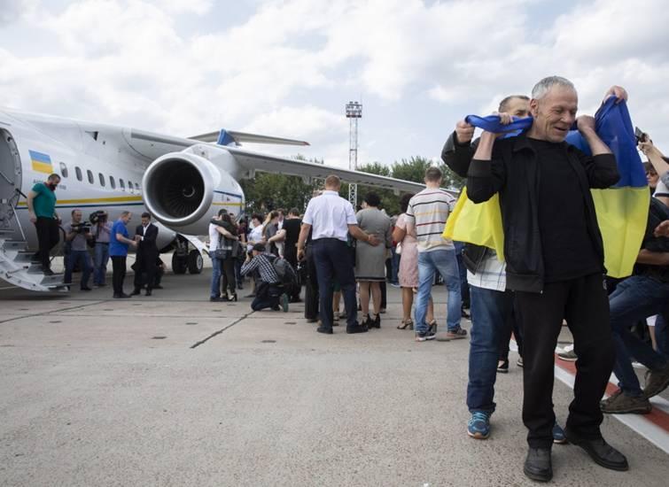 Володимир Зеленський про повернення 35 утримуваних українців додому: Ми зробили перший крок і знаємо, що робити далі Володимир Зеленський про повернення 35 утримуваних українців додому: Ми зробили перший крок і знаємо, що робити далі