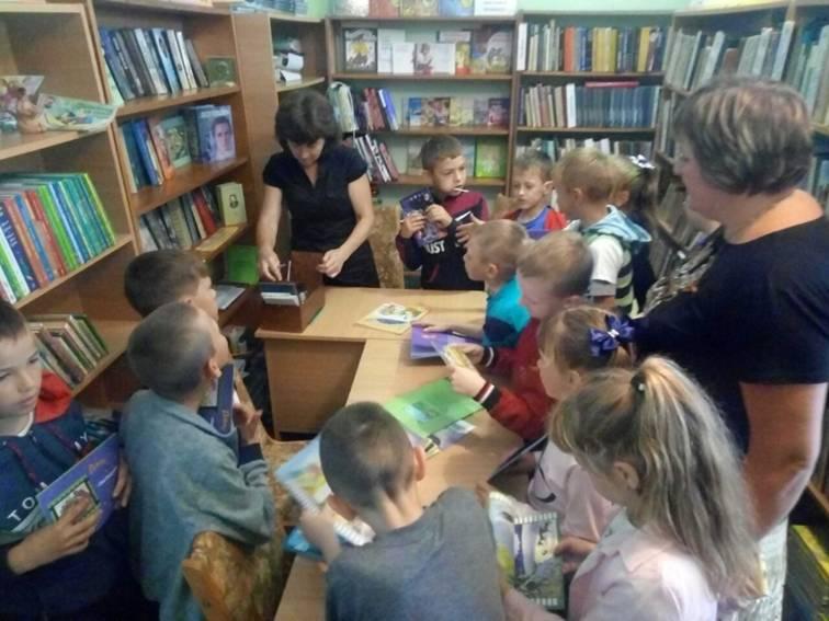 Екскурсія до бібліотеки “До Країни Знань мандруємо з книжками”