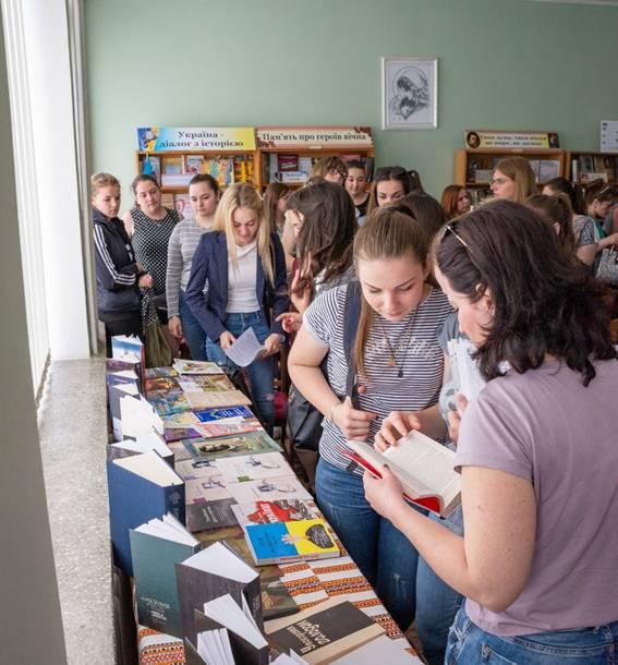 Презентація літератури, подарованої Українським інститутом національної пам’яті «Війна за свідомість»