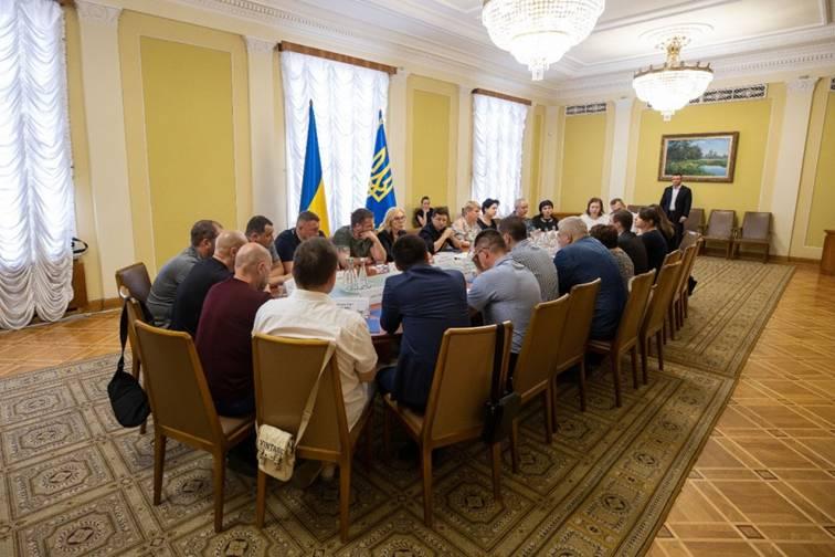 Володимир Зеленський зустрівся з рідними та близькими полонених українців Володимир Зеленський зустрівся з рідними та близькими полонених українців