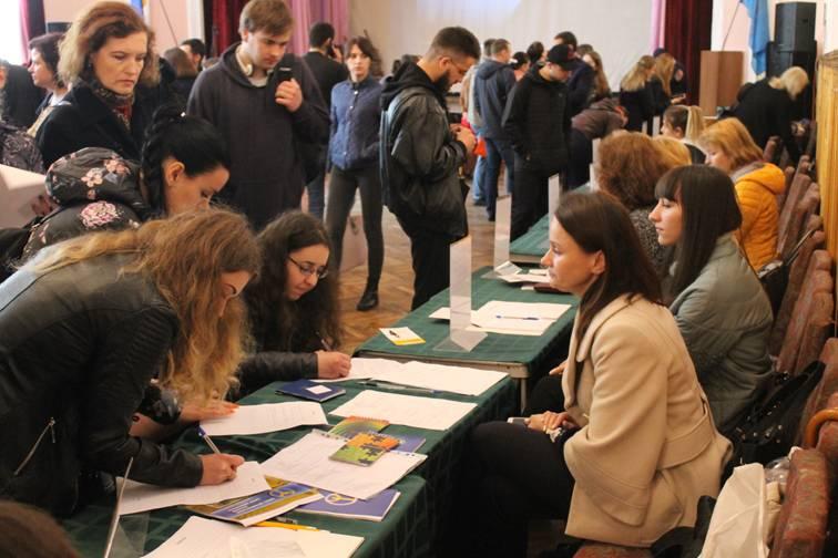 Служба зайнятості Прикарпаття провела ярмарок вакансій для випускників