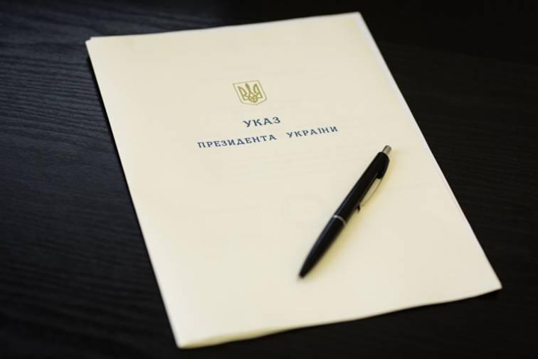 Президент підписав Указ про одноразову грошову винагороду Героям України за здійснення визначного геройського вчинку Президент підписав Указ про одноразову грошову винагороду Героям України за здійснення визначного геройського вчинку