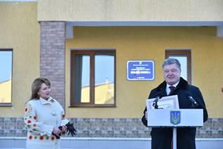 Спільними зусиллями ми кардинально змінюємо країну сьогодні – Президент на відкритті нової поліклініки Коломийської центральної районної лікарні Спільними зусиллями ми кардинально змінюємо країну сьогодні – Президент на відкритті нової поліклініки Коломийської центральної районної лікарні