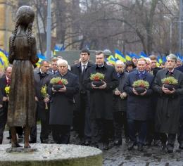Віктор Янукович вшанував пам’ять жертв Голодомору 1932-1933 років Віктор Янукович вшанував пам’ять жертв Голодомору 1932-1933 років
