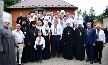 На Прикарпатті Патріарх Київський і всієї Руси-України Філарет разом з прочанами помолився за мир та створення Єдиної Помісної Православної Української Церкви