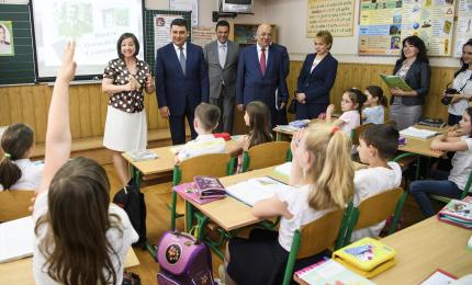 Дохід українського вчителя треба довести до ринкового рівня, - Володимир Гройсман