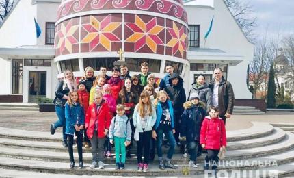 Діти поліцейських з Луганщини, повертаючись додому, висадили дерево на Прикарпатті