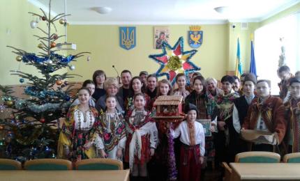 Учні Ковалівської ЗОШ І-ІІІ ступенів заколядували у Коломийській районній державній адміністрації