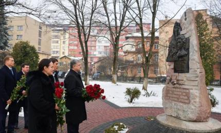 Президент на Прикарпатті вшанував пам’ять героя Небесної Сотні Романа Гурика