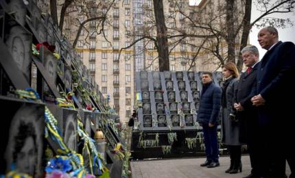 Президент разом з дружиною вшанували пам’ять Героїв Небесної Сотні