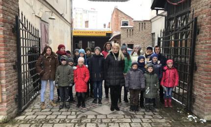 Службою у справах дітей Коломийської райдержадміністрації організовано майстер клас  з образотворчого мистецтва для дітей-сиріт, дітей, позбавлених батьківського піклування та дітей, які опинилися в складних життєвих обставинах
