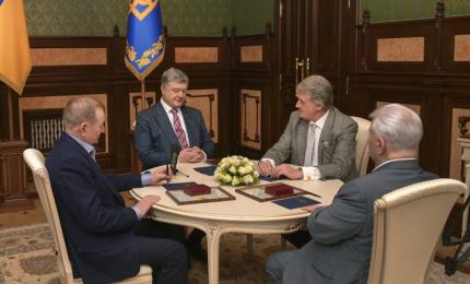 Президент України Петро Порошенко зустрівся з екс-президентами України Леонідом Кравчуком, Леонідом Кучмою та Віктором Ющенком
