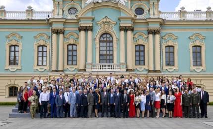 Спасибі за те, що дбаєте про життя й здоров’я усіх нас – Президент нагородив медиків