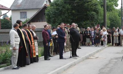 Відкрили меморіальну дошку Герою України, полковнику ДШВ Сенюку Тарасу Михайловичу